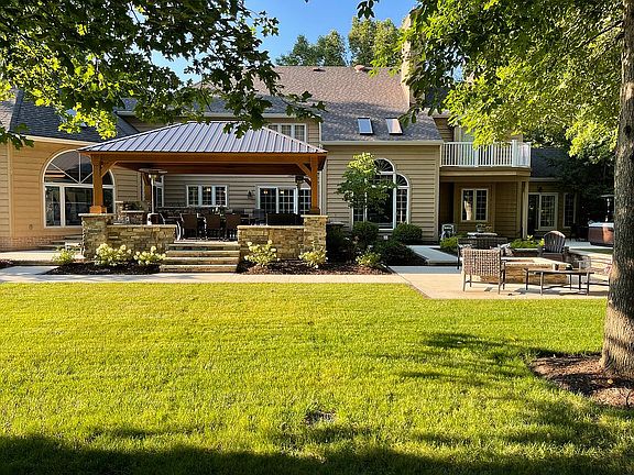 3rd image of 32381 Nottingham Dr