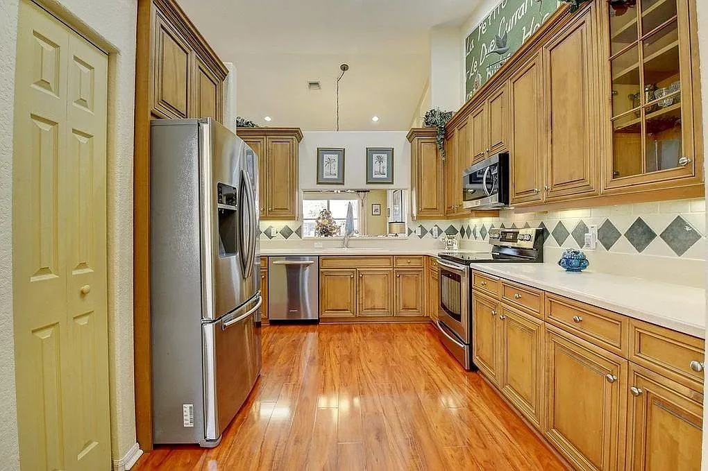2 bed, 2.0 bath, 1427 sqft, $4,100 — Photo 2