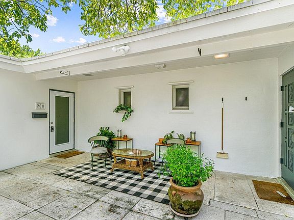 5th image of 208 Beverly Dr
