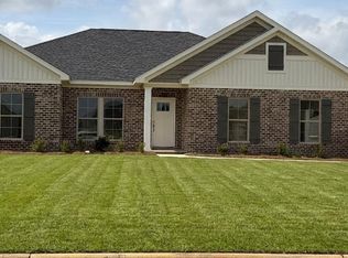 209 Cambridge Dr, Headland, AL 36345