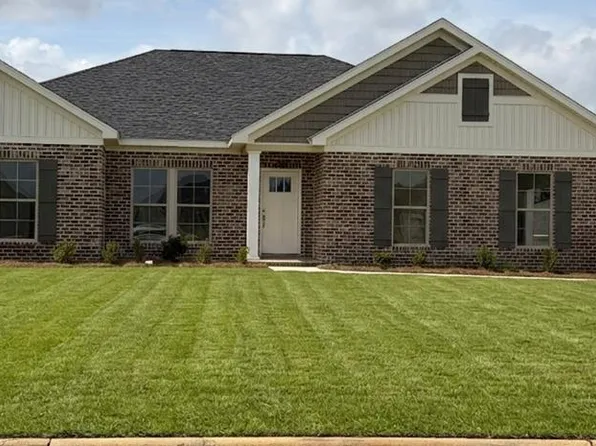 209 Cambridge Dr, Headland, AL 36345