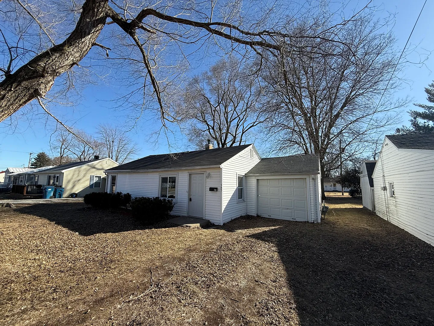 745 E Oak St photo 1