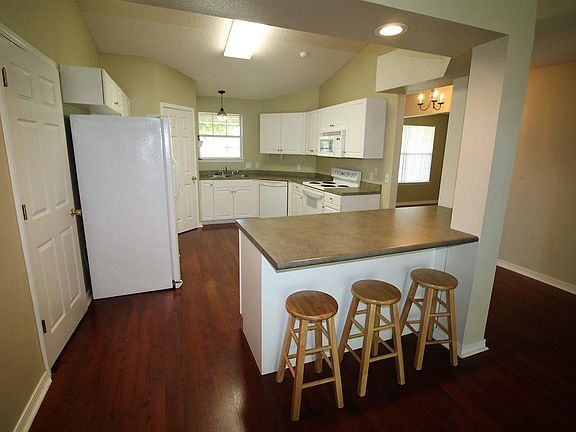 4th image of 142 Windward Ct