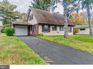 25 Sussex Dr, Willingboro, NJ 08046