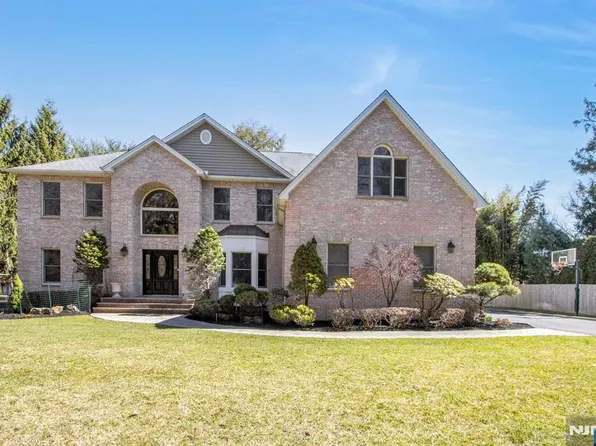 48 Coopers Ln, River Vale, NJ 07675