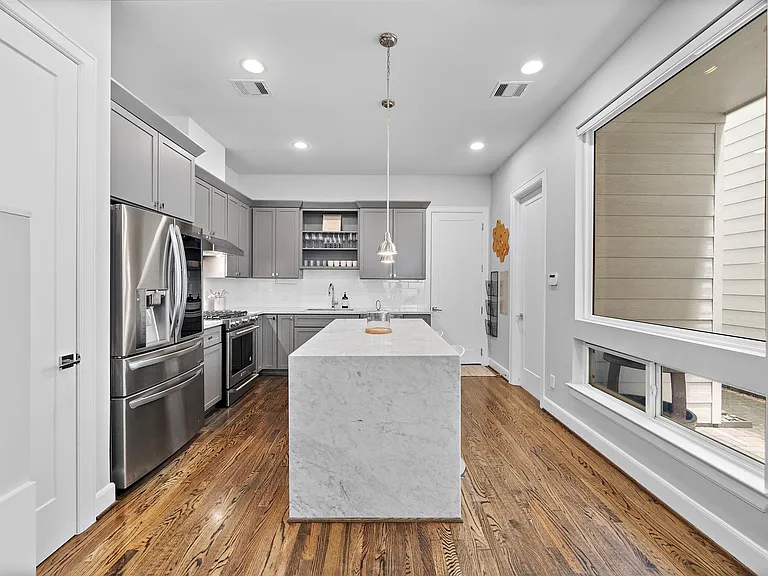 1217 Crockett St — Photo 6