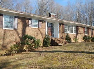 4 Hidden Valley Ct, Greensboro, NC 27407