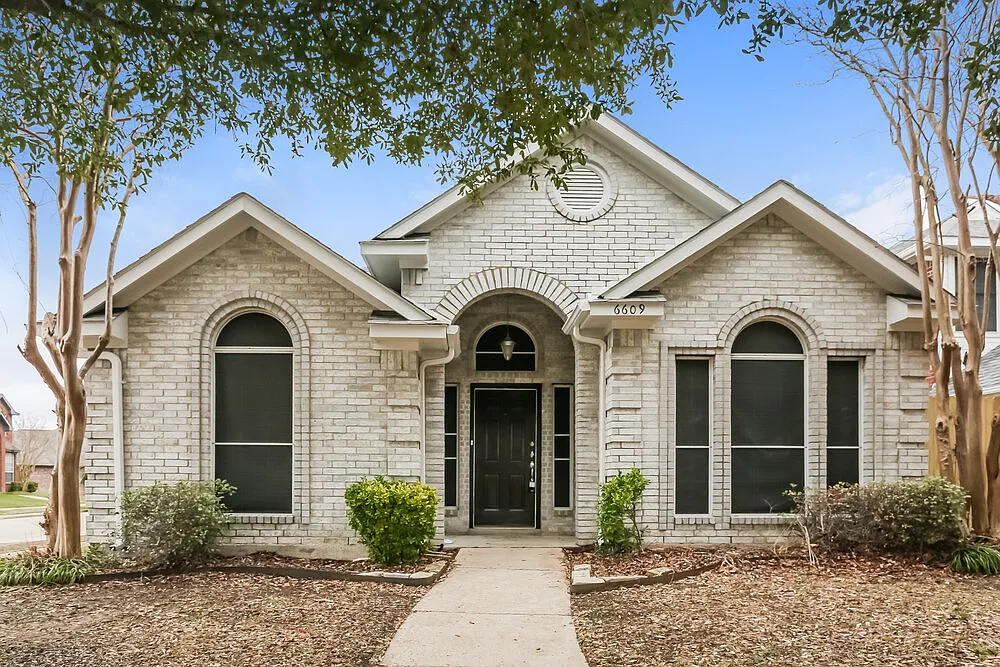 3 bed, 2.0 bath, 1352 sqft, $2,045 — Photo 1
