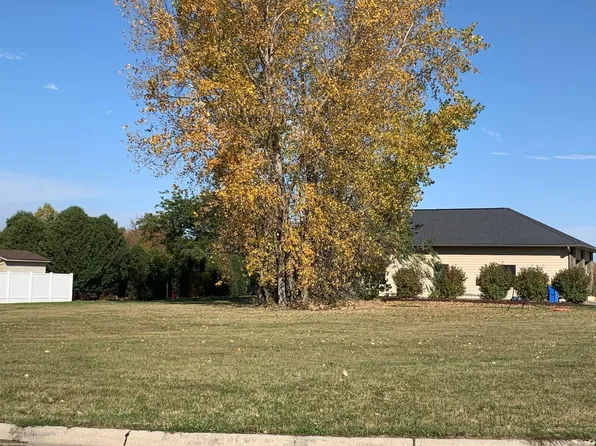2166 Maple Leaf Ln NE, Owatonna, MN 55060