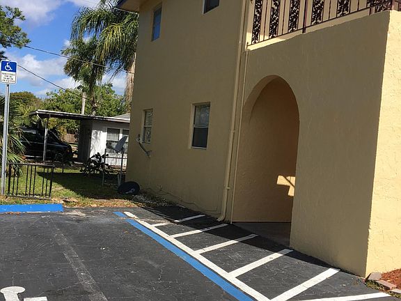 2nd image of 1905 Winkler Ave APT 2