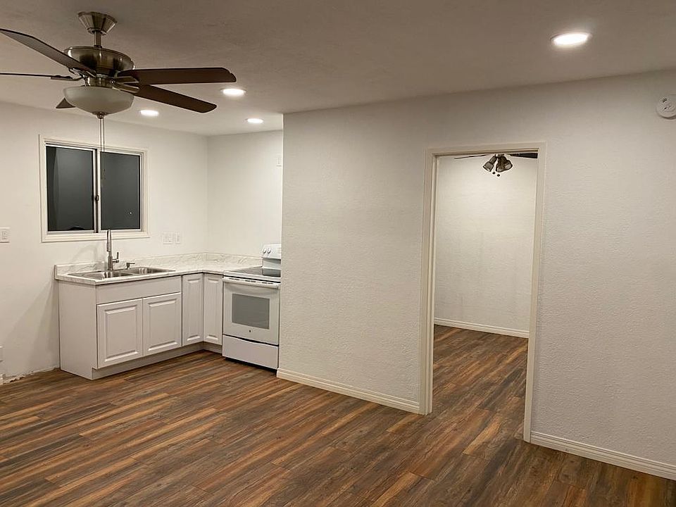 1st image of 3255 Holly Way