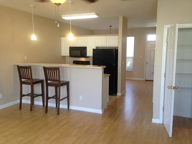 2 bed, 2.5 bath, 1750 sqft, $2,100 — Photo 1