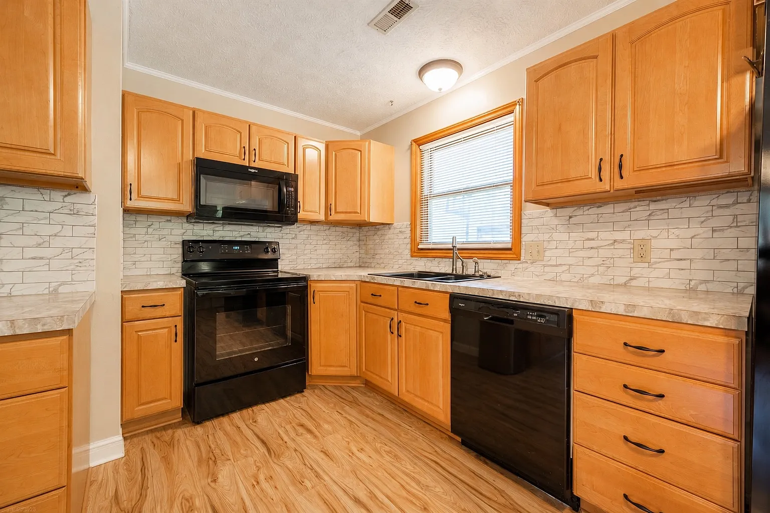 3 bed, 980 sqft, $1,650 — Photo 3