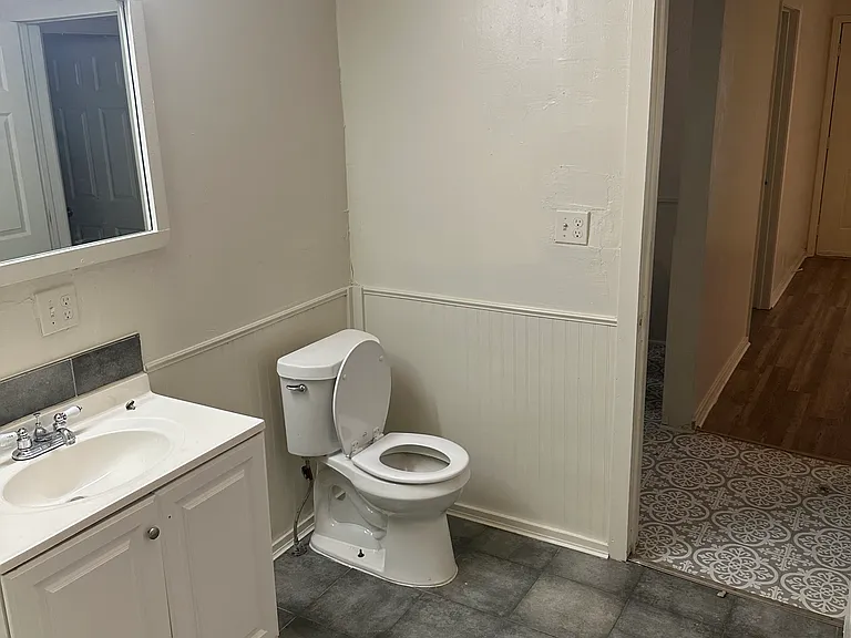 404 E Oak St — Photo 10