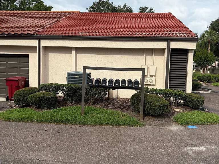 Seville Ct N — Photo 4