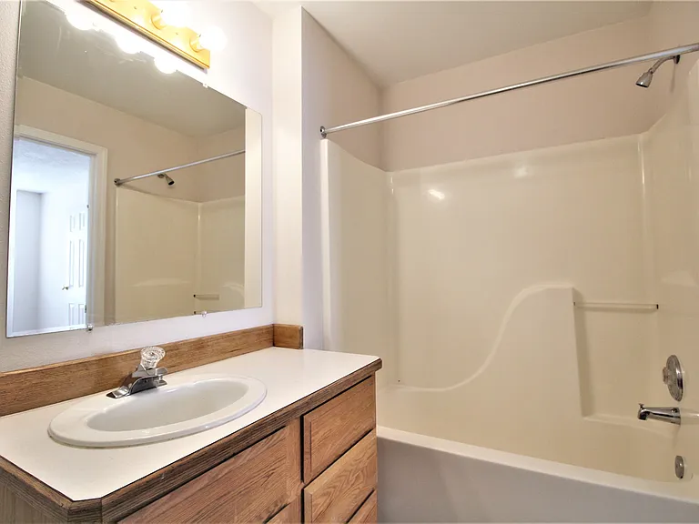 2141 S Stephen Ave #202 — Photo 14