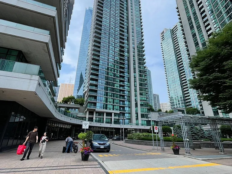 18 Harbour St #2508 — Photo 3