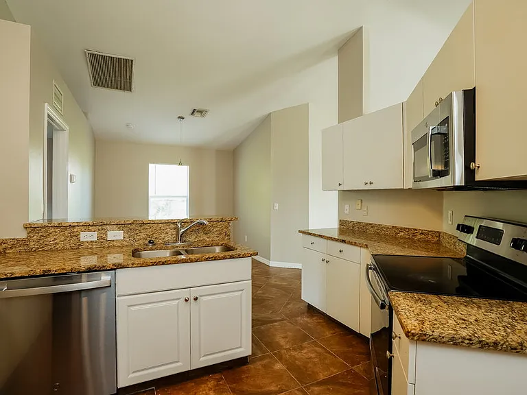 218 SW 11th Ave — Photo 8