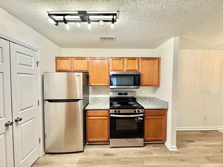 Lakeview Apartments — Photo 9