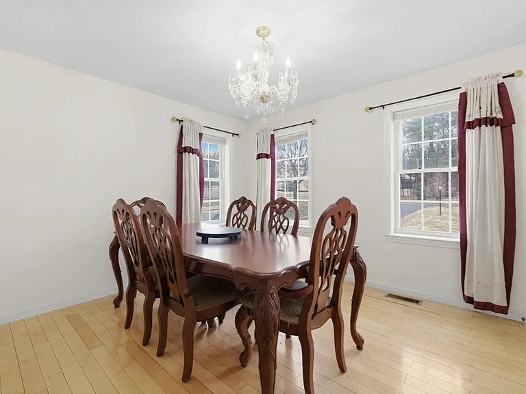 16 Windsor Rd — Photo 5