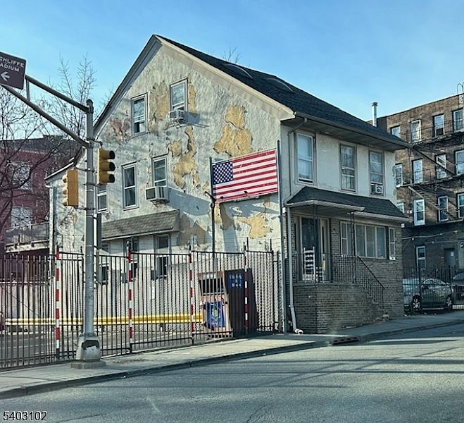 1st image of 223 W Broadway