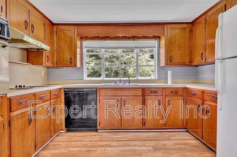 3 bed, 1.0 bath, 1430 sqft, $1,250 — Photo 2