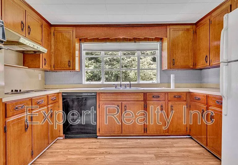 216 Meadowood Ave — Photo 2