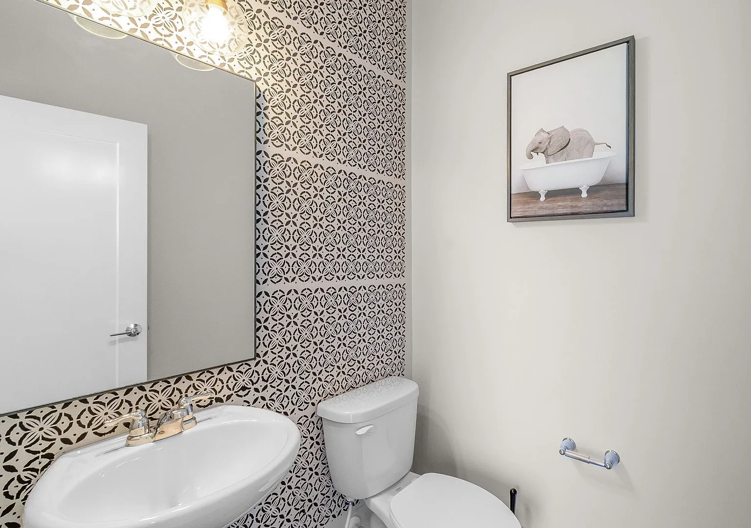 Stunning Townhome With Skyline Views! — Photo 4
