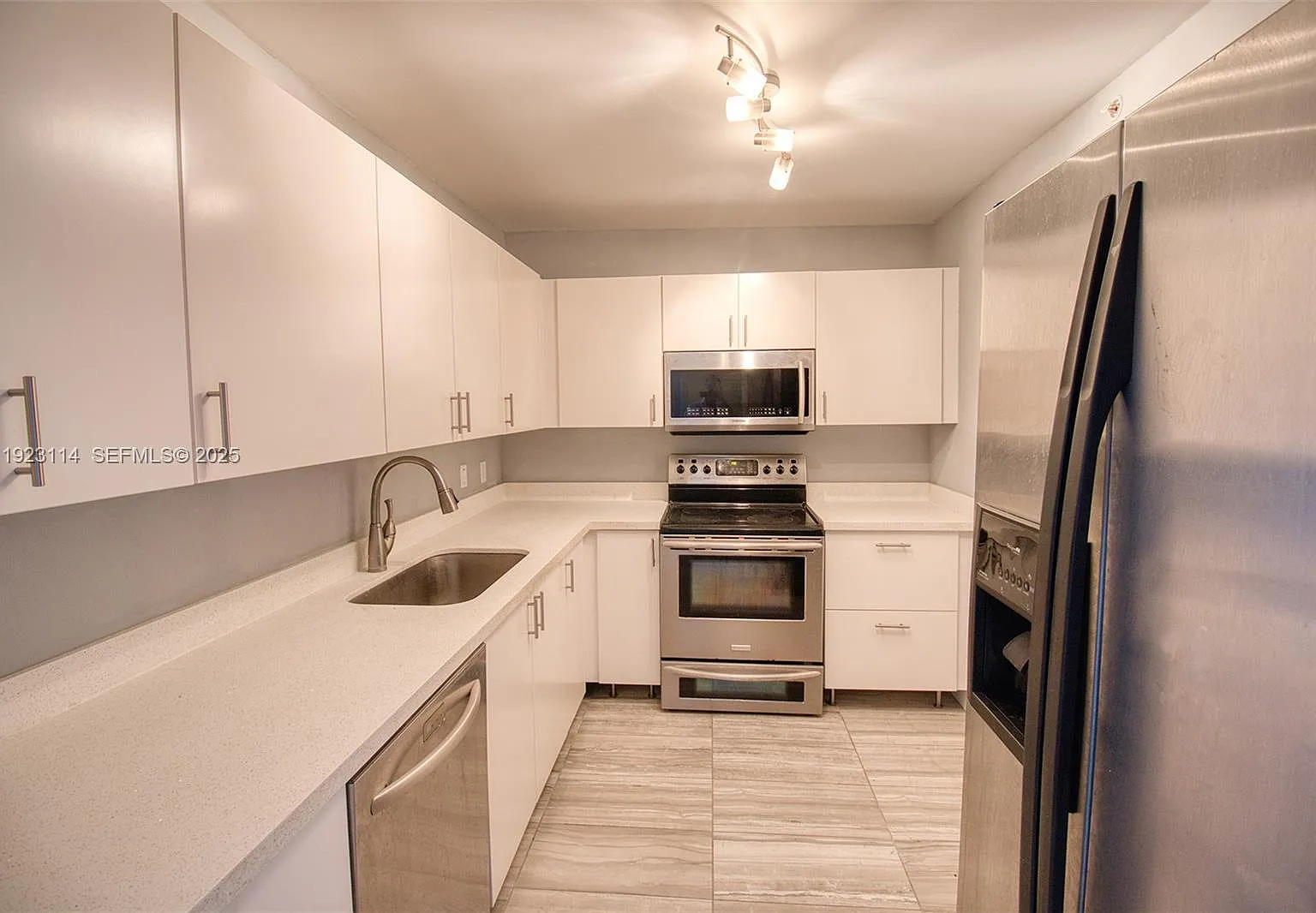 1 bed, 1.5 bath, 800 sqft, $1,700 — Photo 3