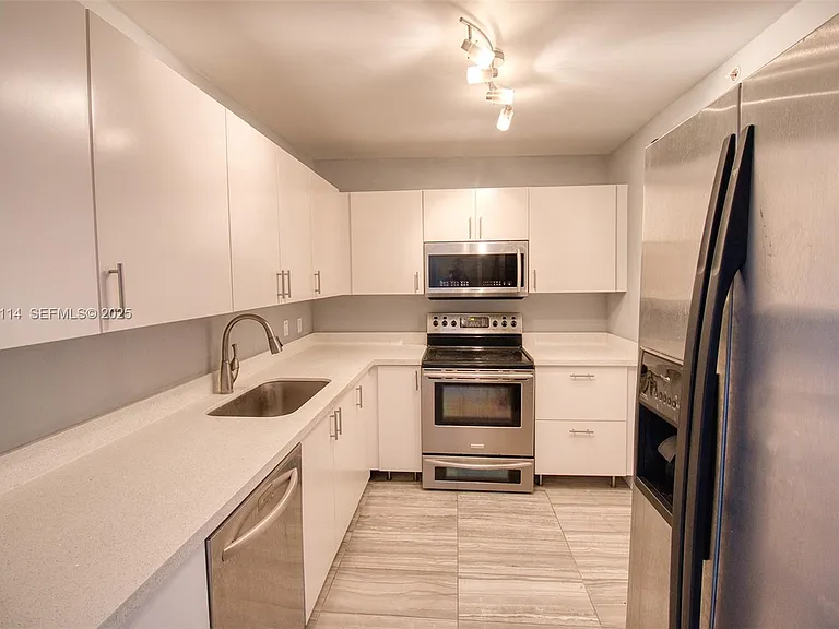 400 Kings Point Dr #305 — Photo 3
