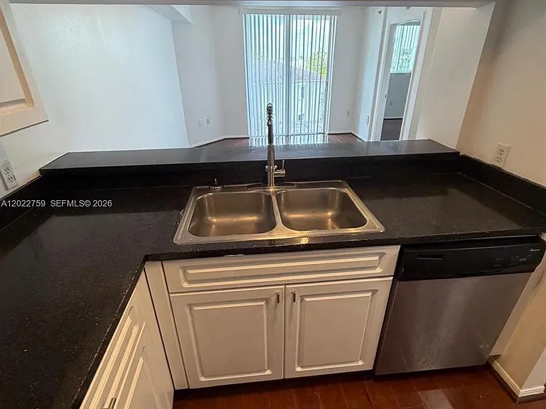 102 SW 6th Ave #305 — Photo 4
