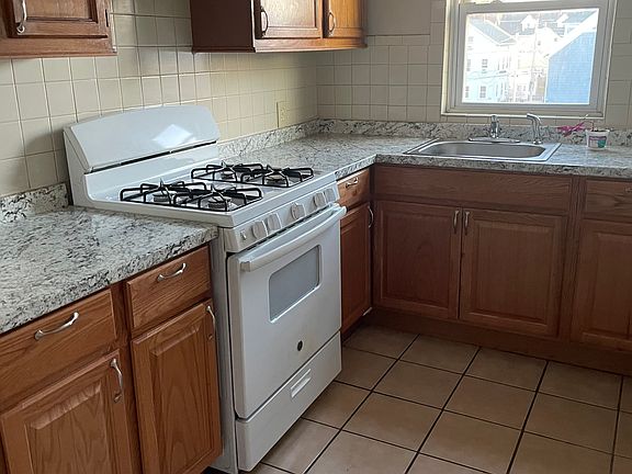 3rd image of 46 Kendall St Floor 3