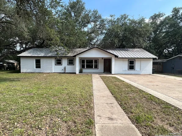 505 Hickory Highway, Devine, TX 78016