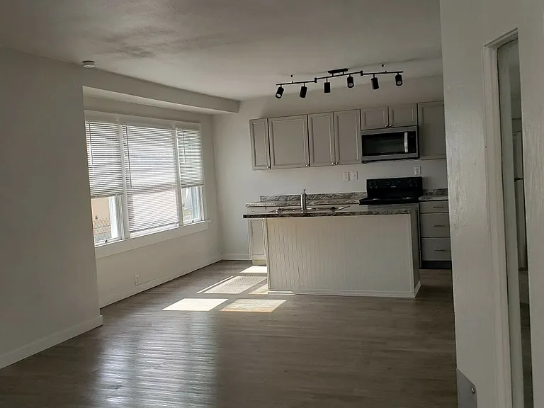 422 3rd Ave E #1 — Photo 1