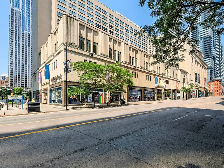 424 Yonge St — Photo 18