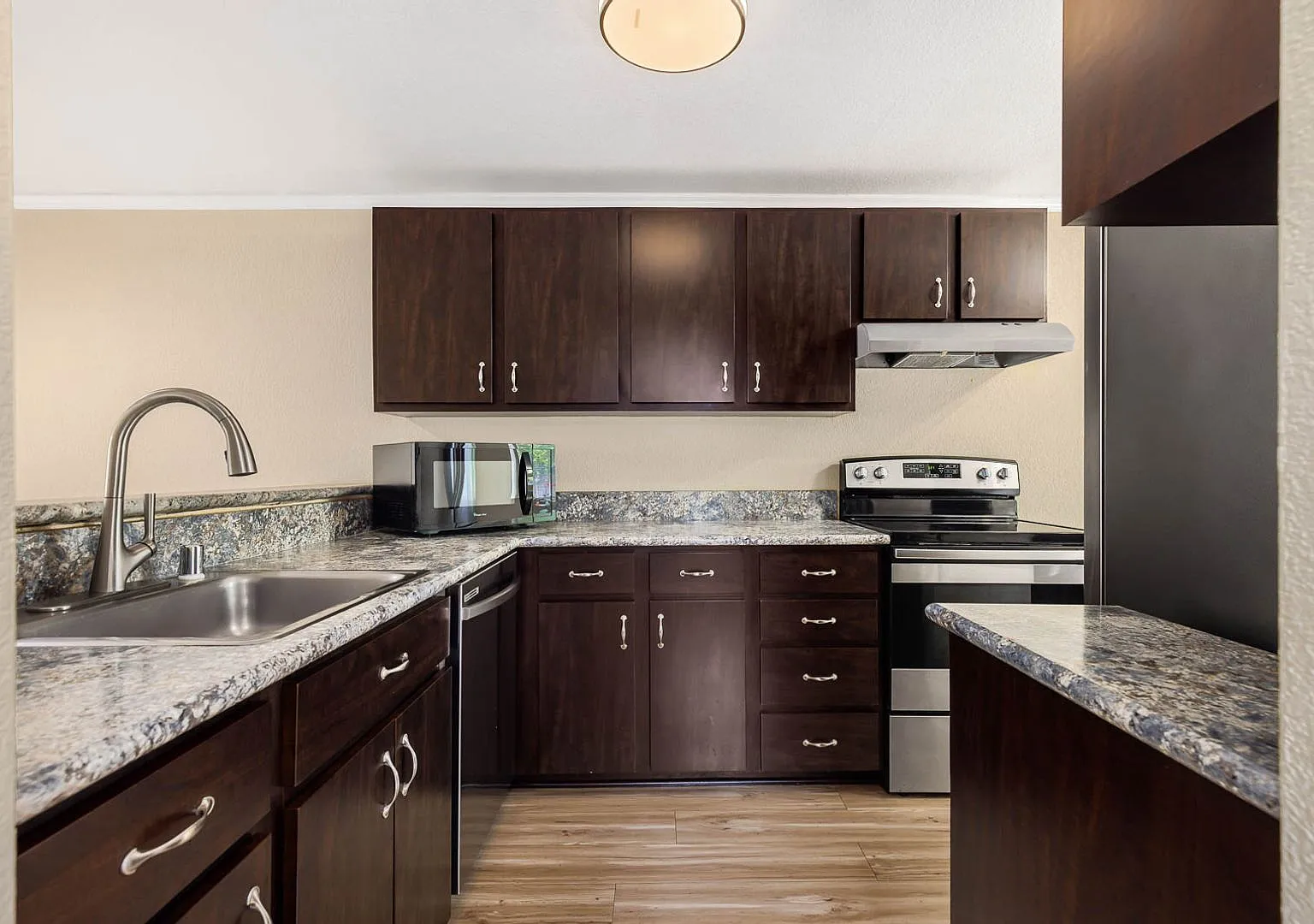 End-Unit Townhome in the Heart of Downtown Issaquah — Photo 4