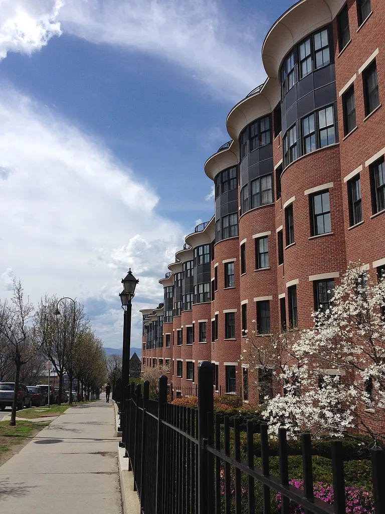 40 College St — Photo 2
