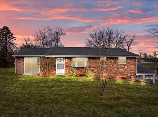 90 Davis Rd, Coraopolis, PA 15108