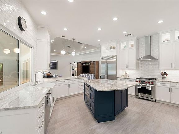 3rd image of 571 Neapolitan LN
