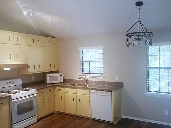 kitchen w/ breakfast area