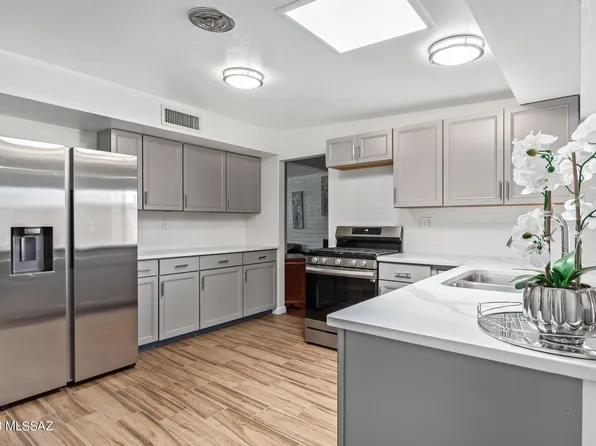 8408 E Kenyon Dr, Tucson, AZ 85710