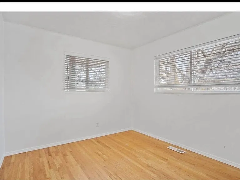 446 E Mountain View Dr — Photo 3