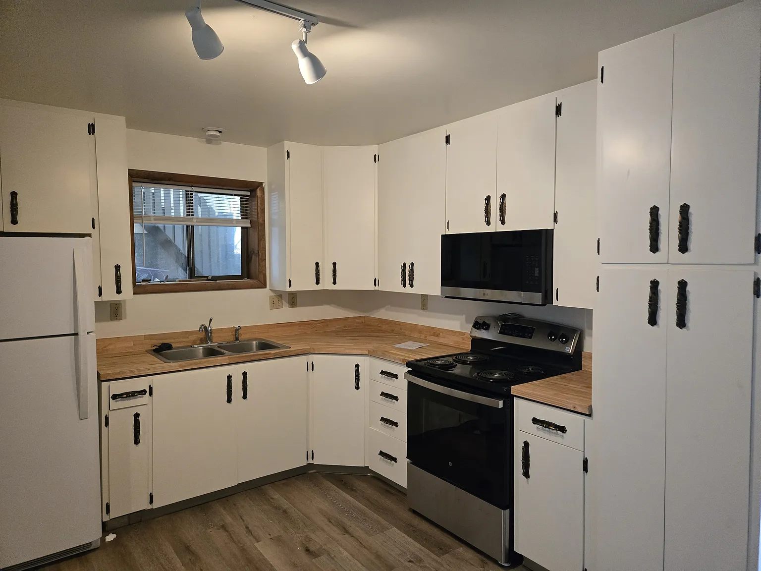 418 West Babcock Street - B — Photo 2