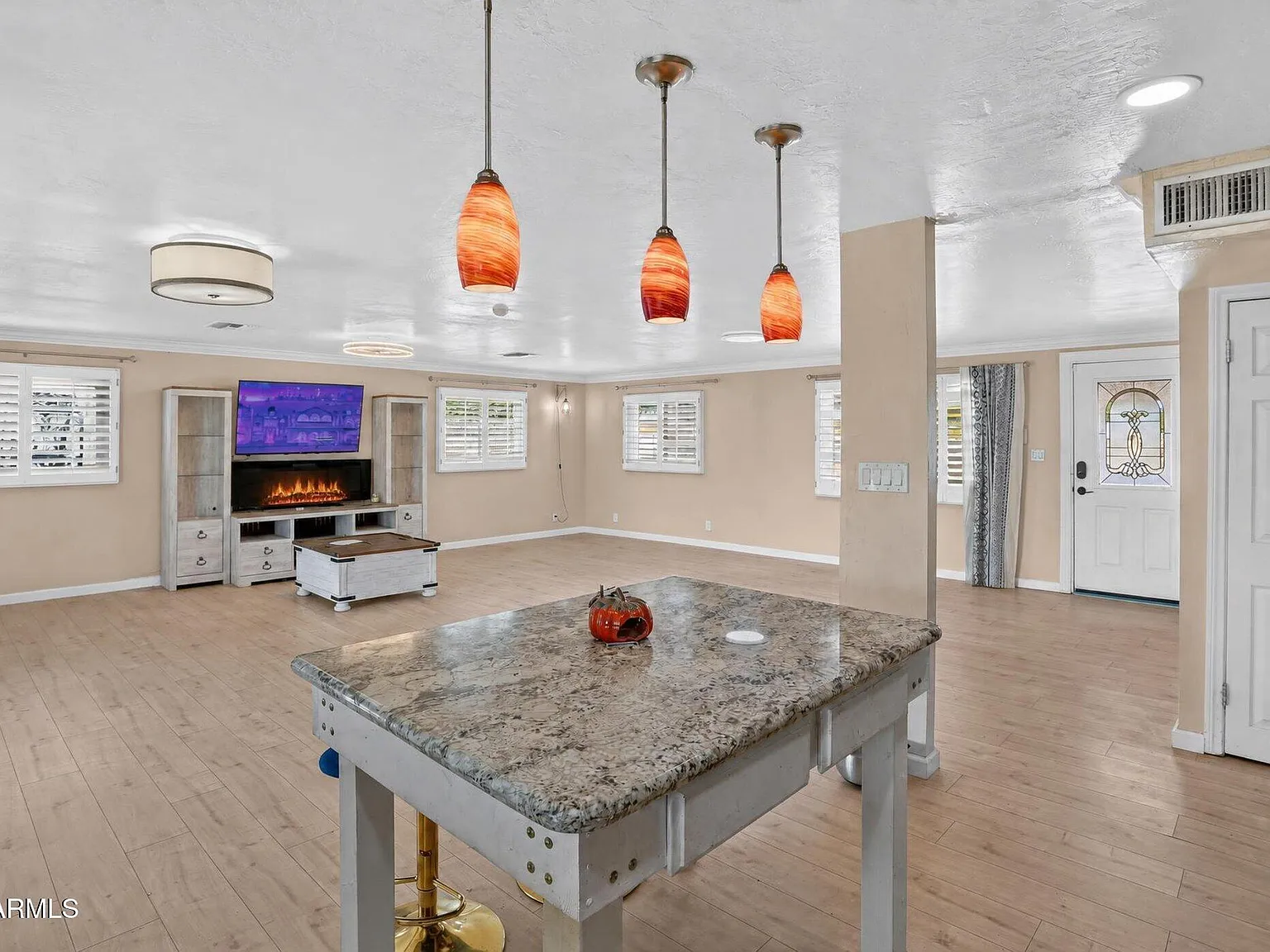 3 bed, 2.0 bath, 1400 sqft, $2,000 — Photo 4