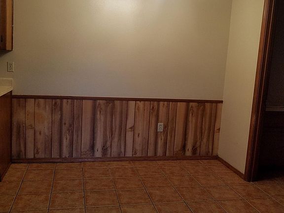 5th image of 921 W 12th St APT D1