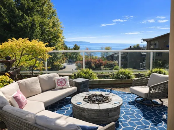 15025 Victoria Ave #102, White Rock, BC V4B 1G2