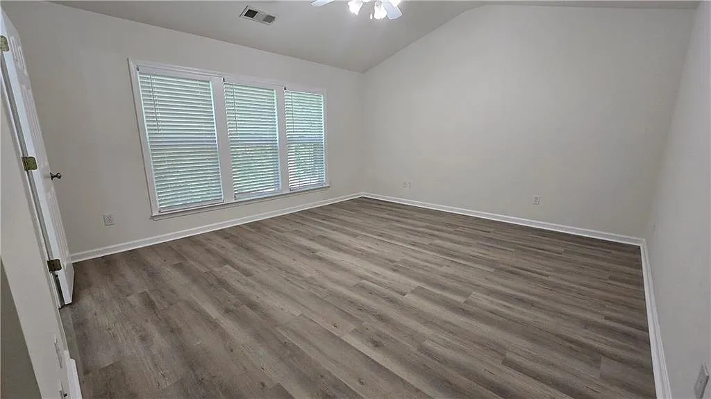 4 bed, 2.5 bath, 2124 sqft, $2,600 — Photo 2