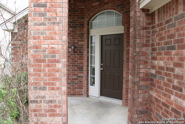 4 bed, 2.0 bath, 2042 sqft, $2,450 — Photo 4