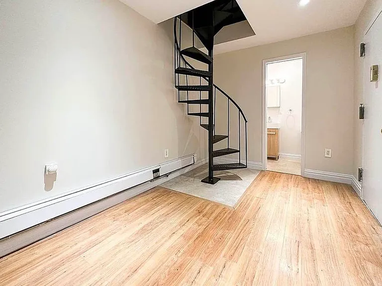 437 W 54th St #1A — Photo 11