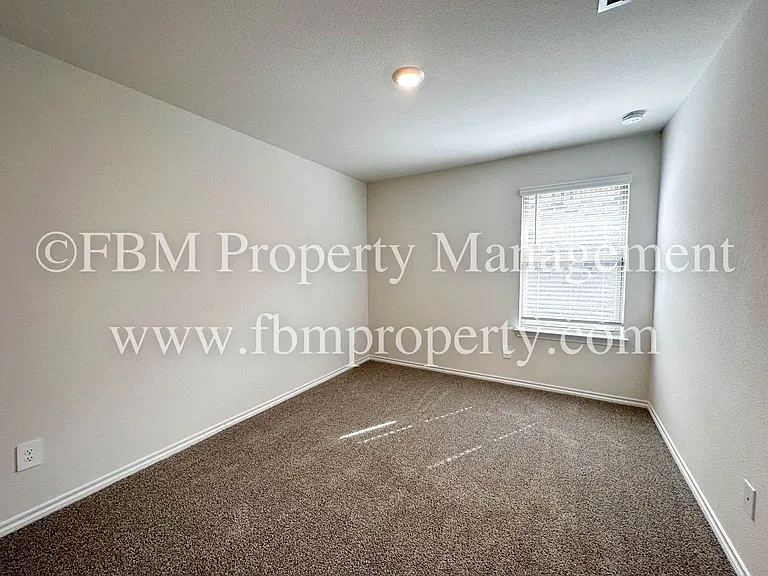 864 Keystone Ct — Photo 16